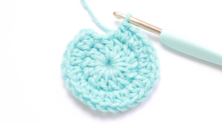 Half Double Crochet - crochet in the round - finishing off the next rounds